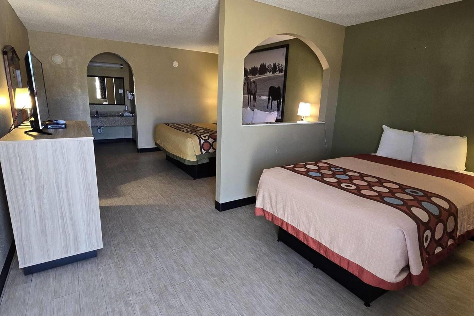 ซูเปอร์ 8 บาย วินด์แฮม อาร์คาเดลเฟีย แคดโด แวลเลย์ แอเรีย Motel ภายนอก รูปภาพ
